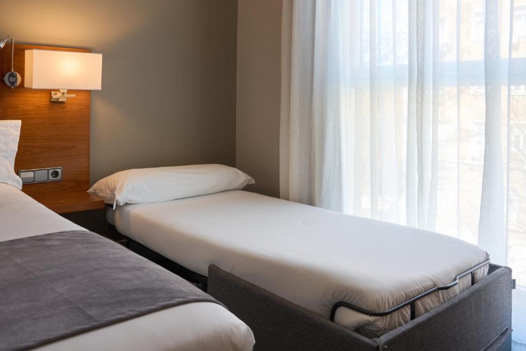 Hotel Puerta de Toledo — Hotel rooms in Madrid, Community of Madrid