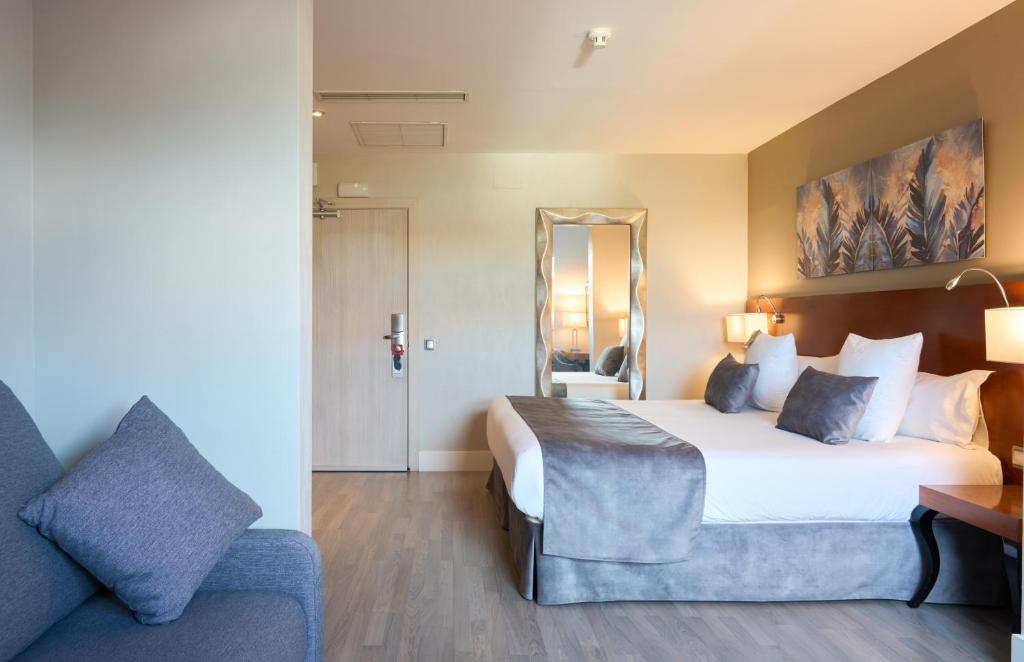 Hotel Puerta de Toledo — Hotel rooms in Madrid, Community of Madrid