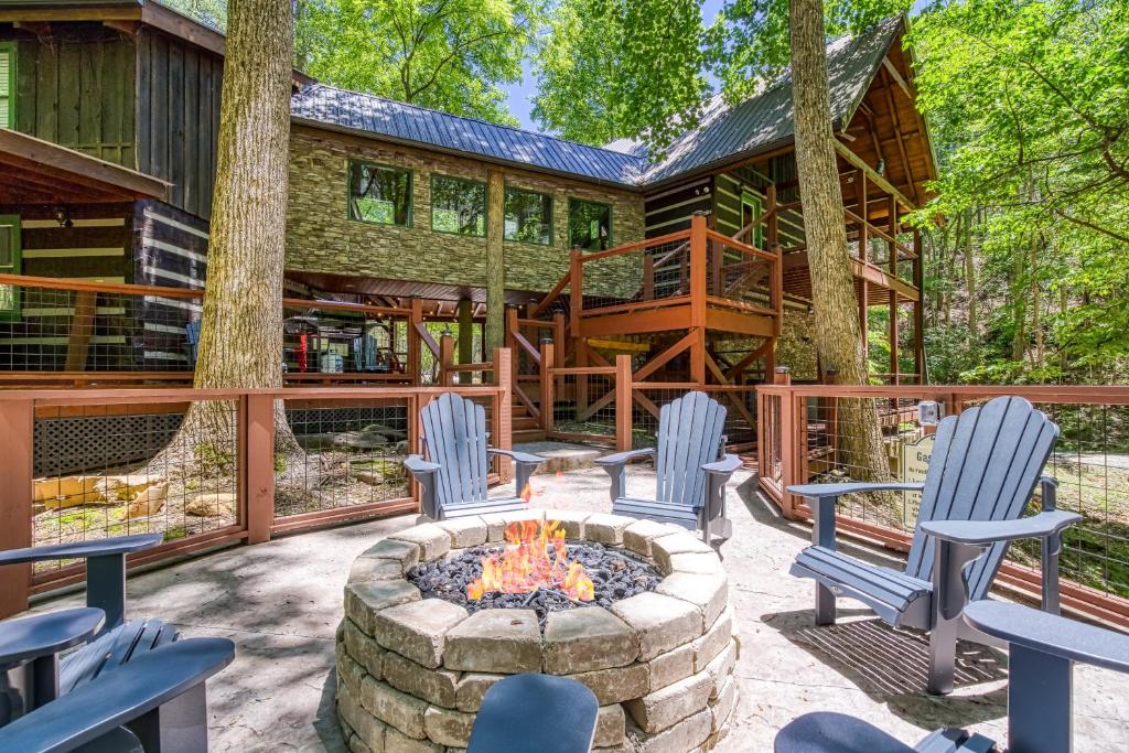 The Lodge At Whiskey Falls- Prefect for some R&R - 75 Ft water fall, Theater Game room, Sevierville