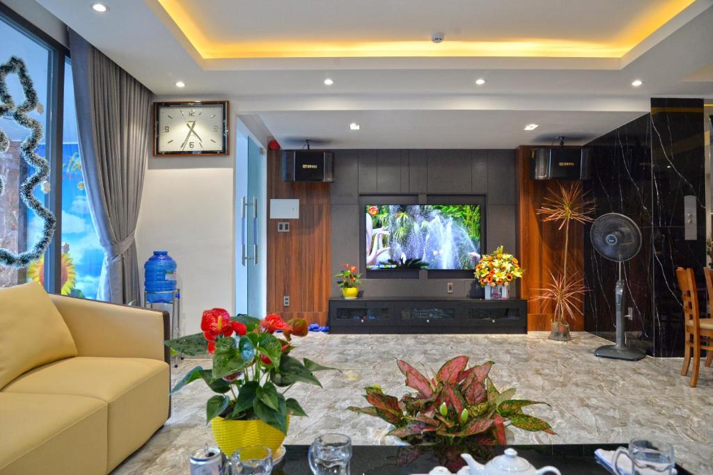 Sunflower Villa – Free Bida – Phòng Karaoke – Có Thang Máy – 10 Phòng Ngủ – Gần Biển