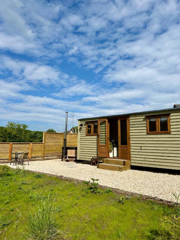 Lintmill Lodges - Thistle Shepherds Hut, Sorn