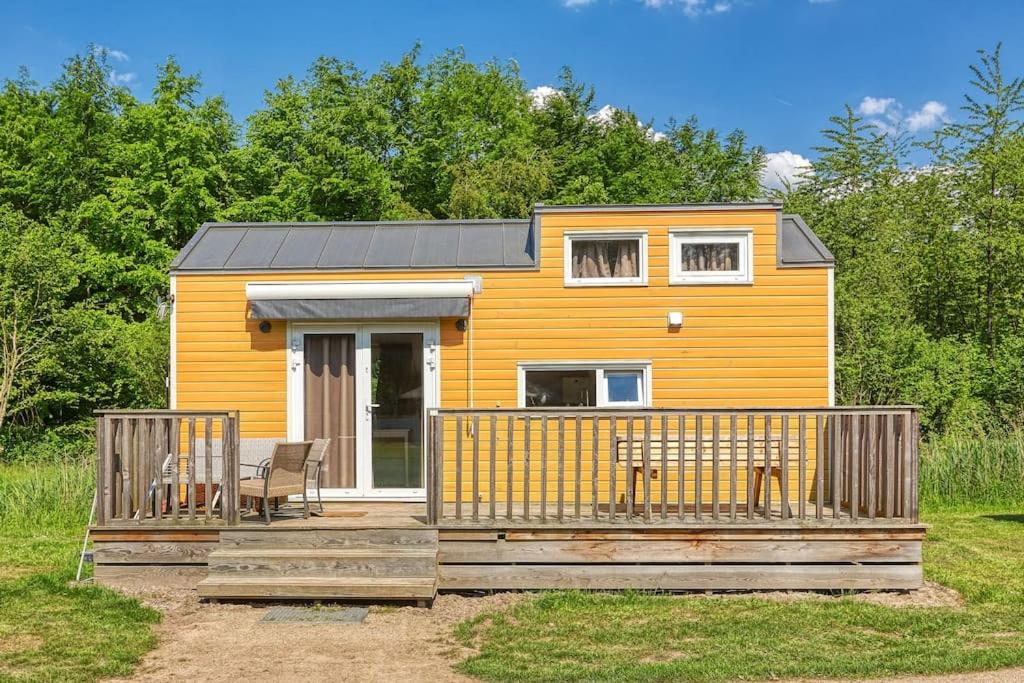 Yellow Tiny House with shared pool, Zeewolde