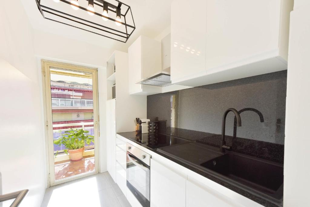 Apartment with Terrace walk to Beaches & Shopping - 3