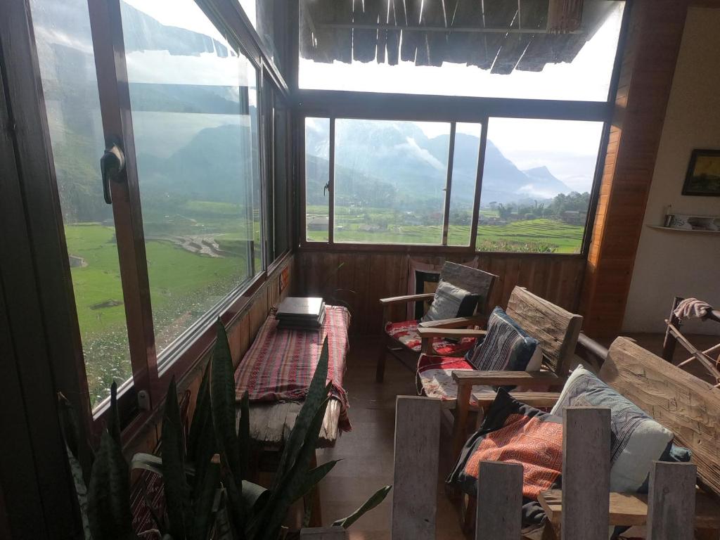 Shared lounge/TV area