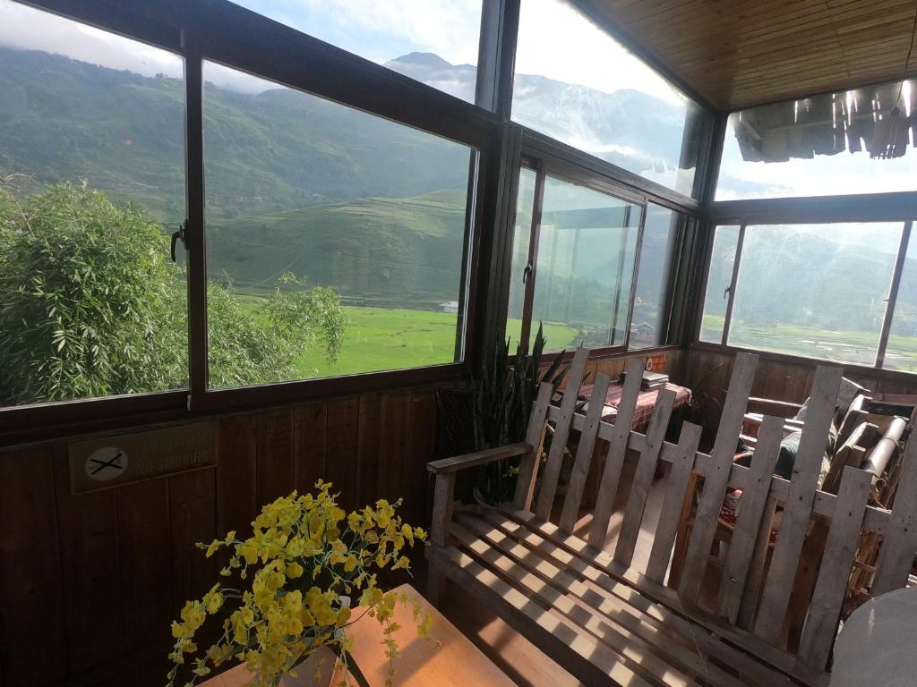 Shared lounge/TV area