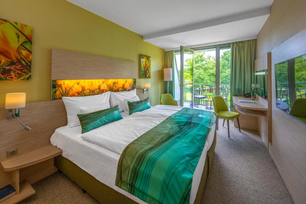 ห้องเตียงใหญ่พร้อมระเบียง 