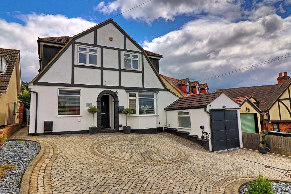 LMV Property - Modern Luxury Family Home in Theydon Bois With London Skyline Views, Theydon Bois