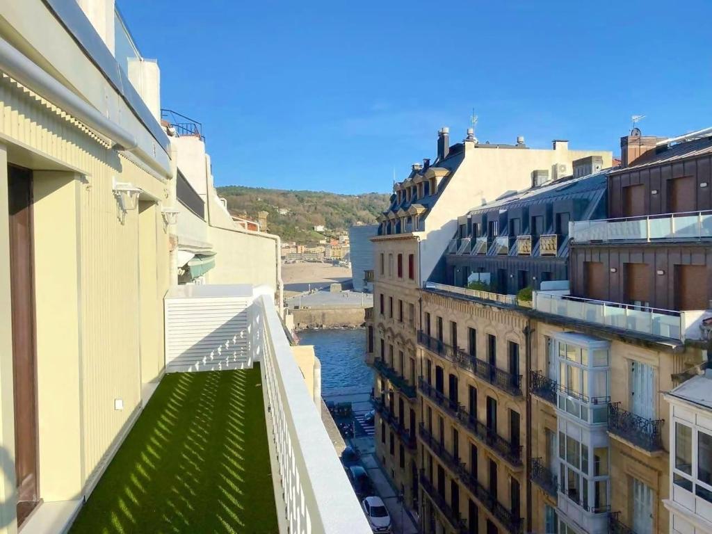“The Palms” new, ac, terrace, calm near Old Town - 1