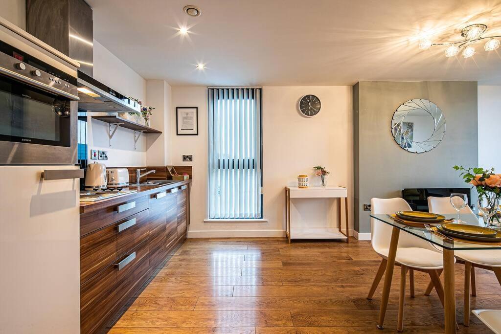 Stylish 2 Bed Apt 87 - City Centre, FREE Parking, Alexa, Espresso Machine & Netflix - Hosted by Stay Host Save, Sheffield