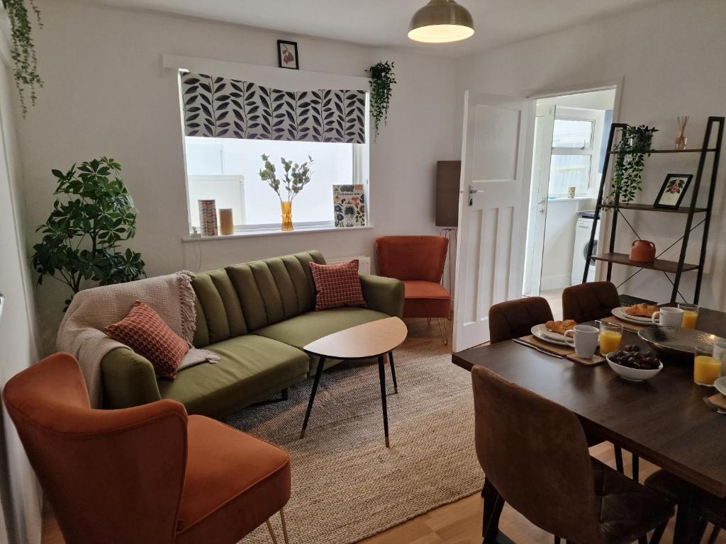 The Firs - 3 Bed Bungalow with parking, Oxford