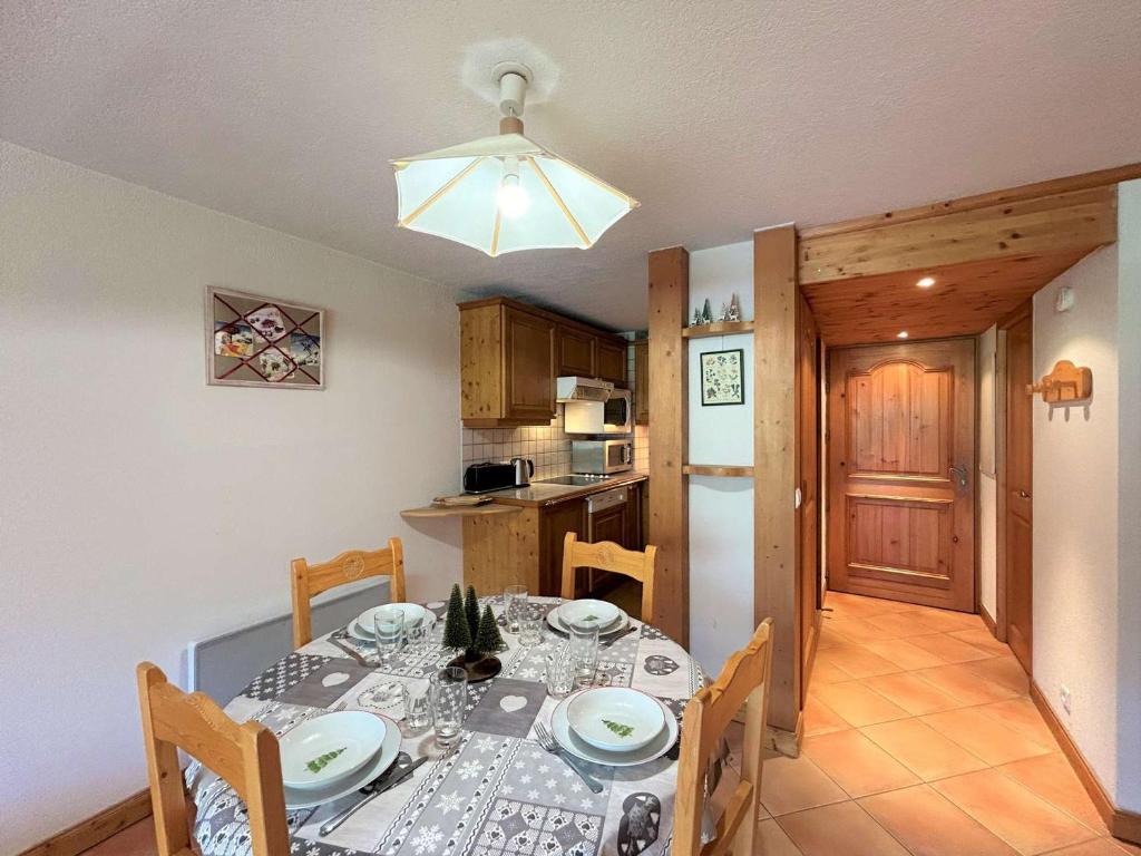 Appartement cosy 5 pers à 20m des pistes et commerces, balcons, parking couvert - FR-1-180-601 - 1