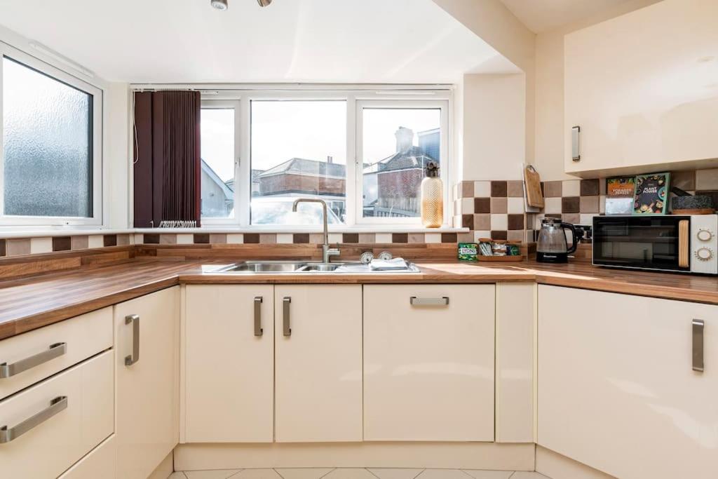 Three Bedroom Detached Home with Parking, Dog friendly, Quiet location, Short Drive to Beach! photo 8