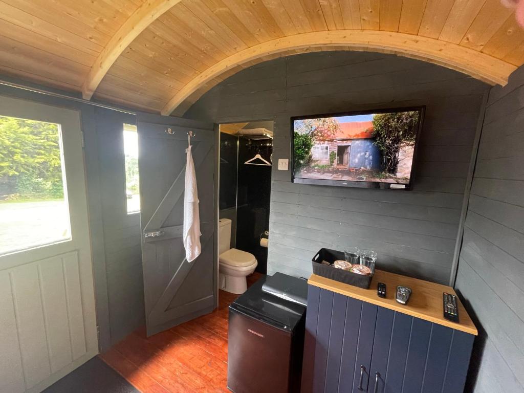 Jackdaws Shepherds Hut Sibford Gower, Epwell