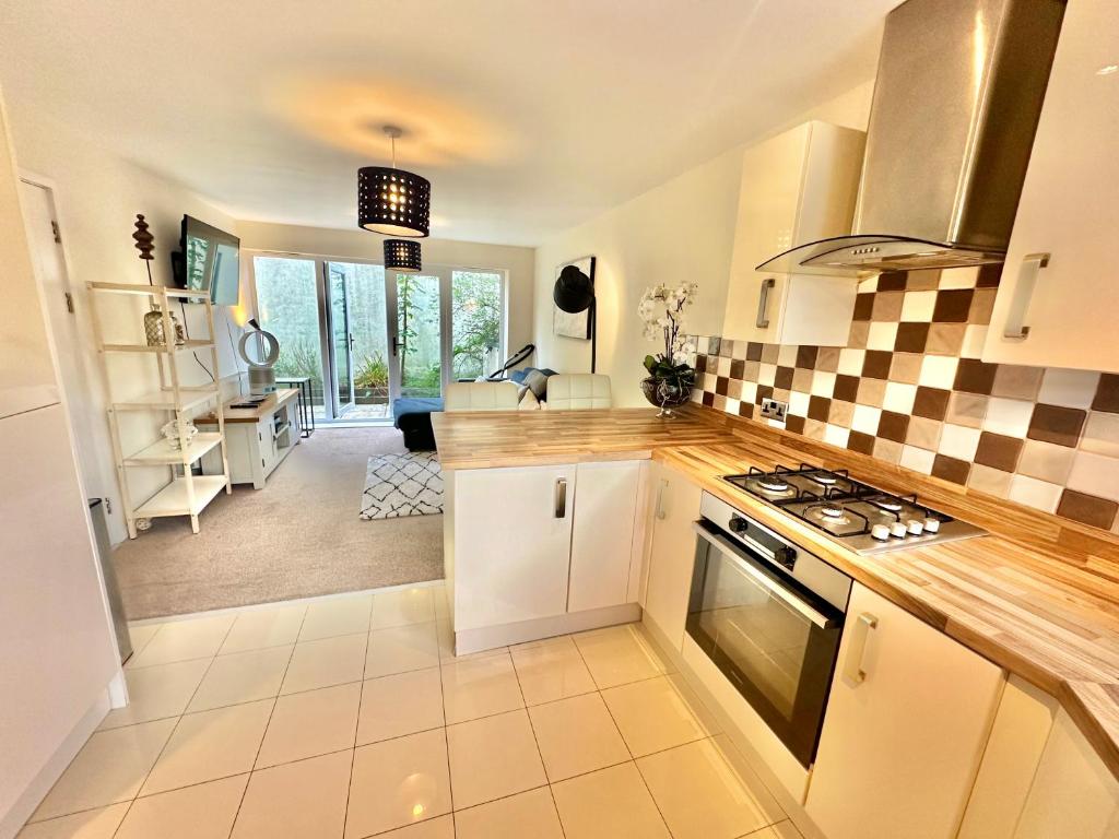 Three Bedroom Detached Home with Parking, Dog friendly, Quiet location, Short Drive to Beach! - photo 3