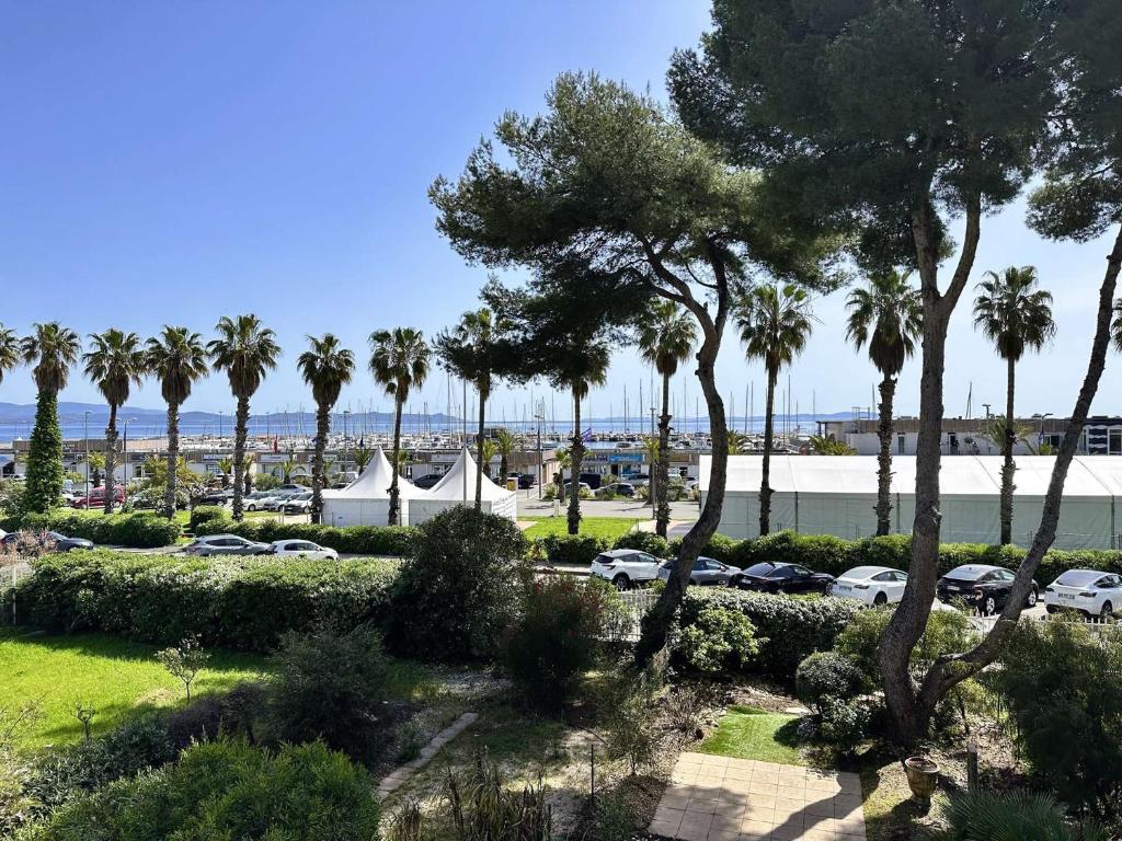 Le Palm, appartement climatisé pour 4 personnes avec vue mer et piscine sur le Port d'Hyères, Hyères