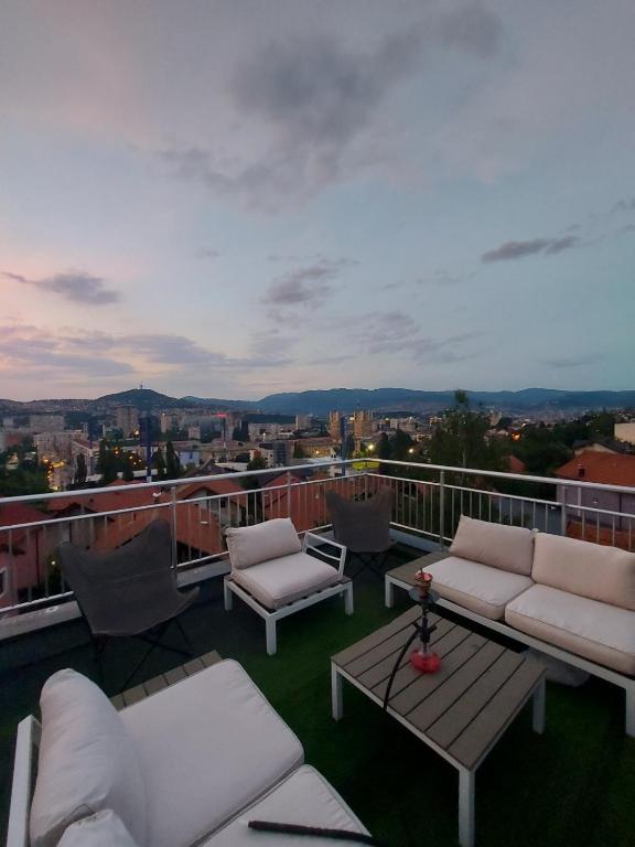 Modern Top Floor Apartment with Private Rooftop Terrace - 1
