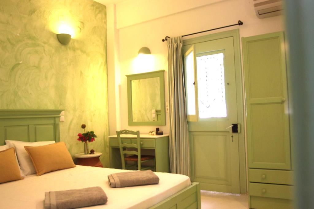 Tree Houses, Parikia