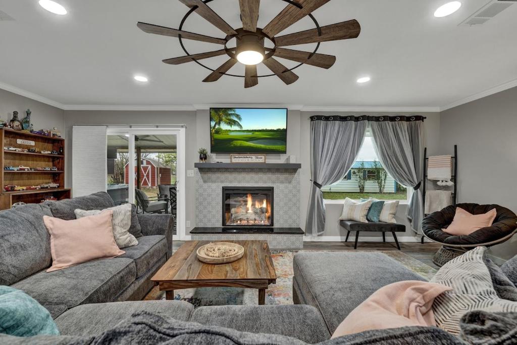 David Earl's Shack - Hot Tub Fire Pit & Sleeps 8, Fredericksburg