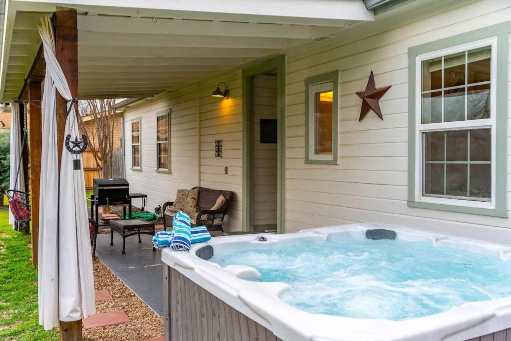 Longhorn Lodge - Fire Pit & Hot Tub, Fredericksburg