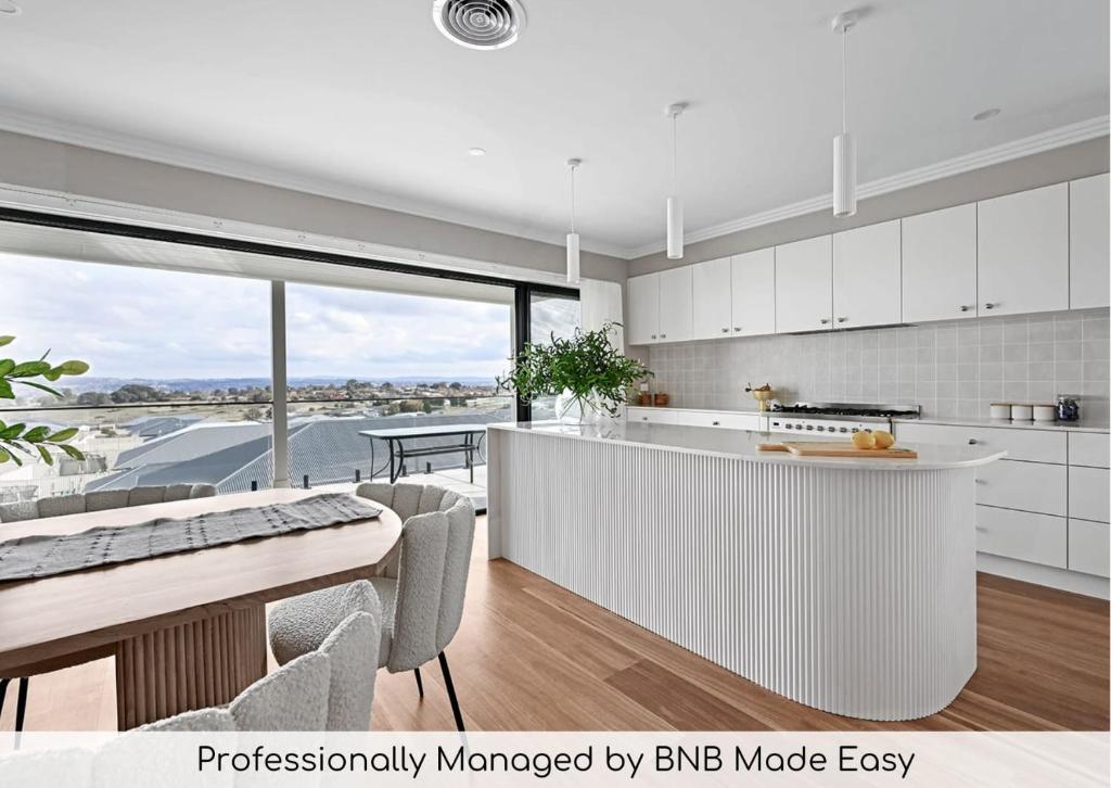 Hillgrove - Sophisticated & Refined Entertainer, Bathurst