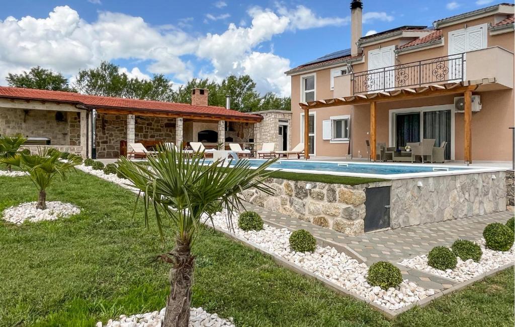 Awesome Home In Ruzic With Jacuzzi, Ružić