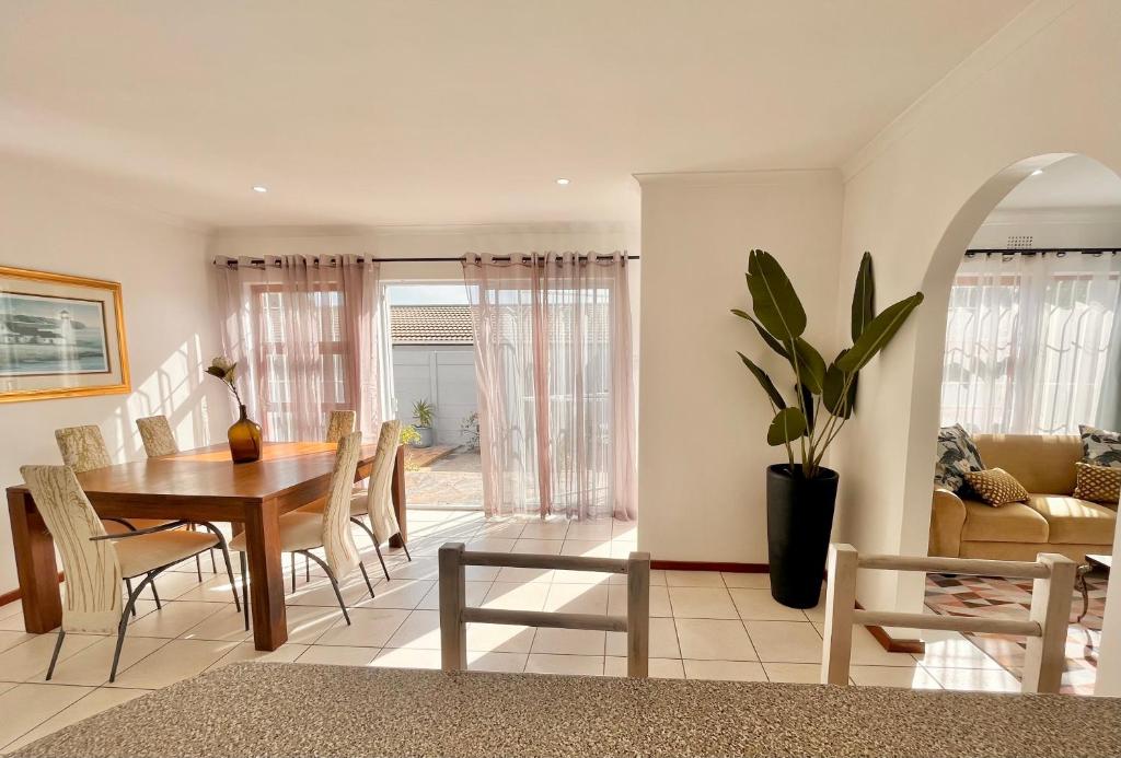 3 Bedroom Family Home with Pool, Кейптаун