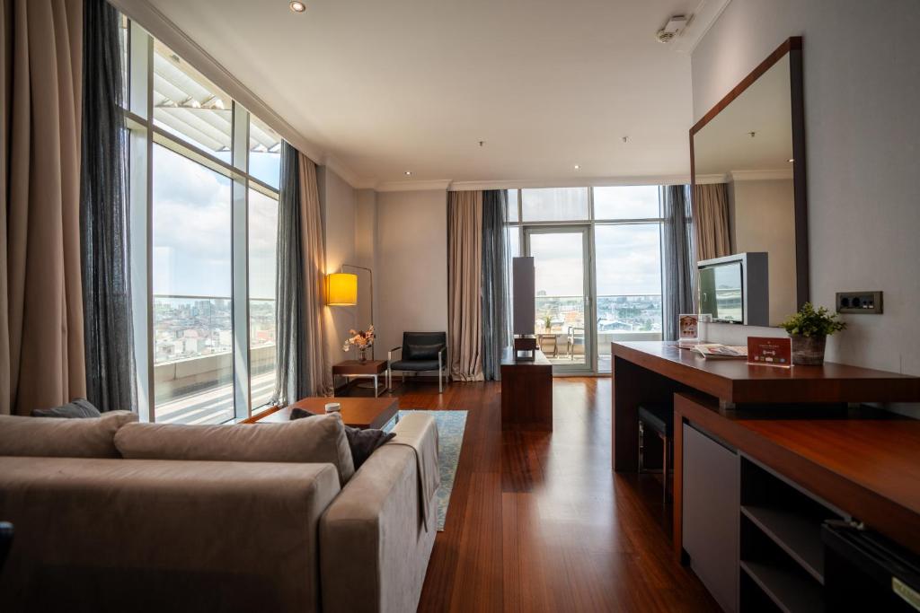 Shared lounge/TV area