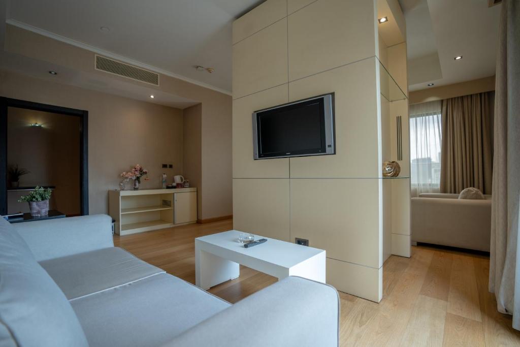 Shared lounge/TV area