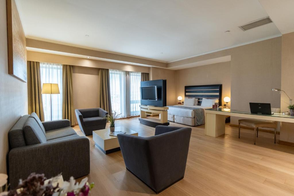 Shared lounge/TV area