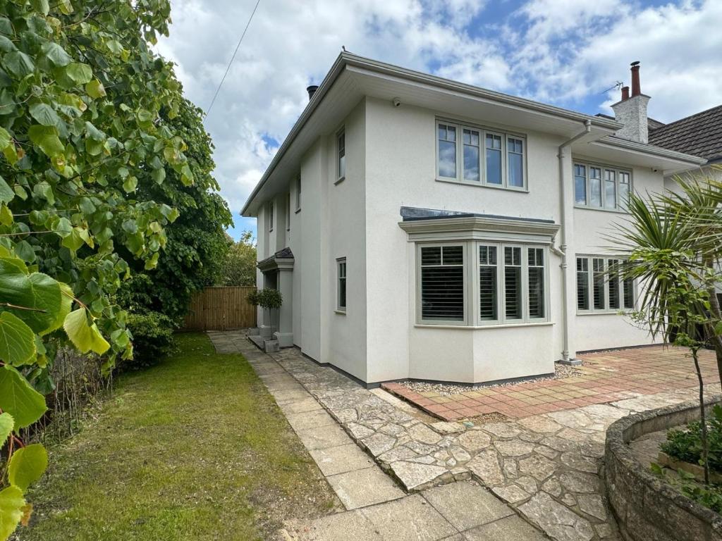 BOURNECOAST:LARGE HOME MINUTES FROM BEACH- HB6228, Bournemouth