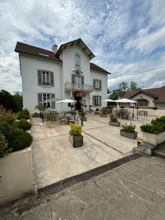 Logis Hôtel & Restaurant Le Parcey，位于Parcey的酒店