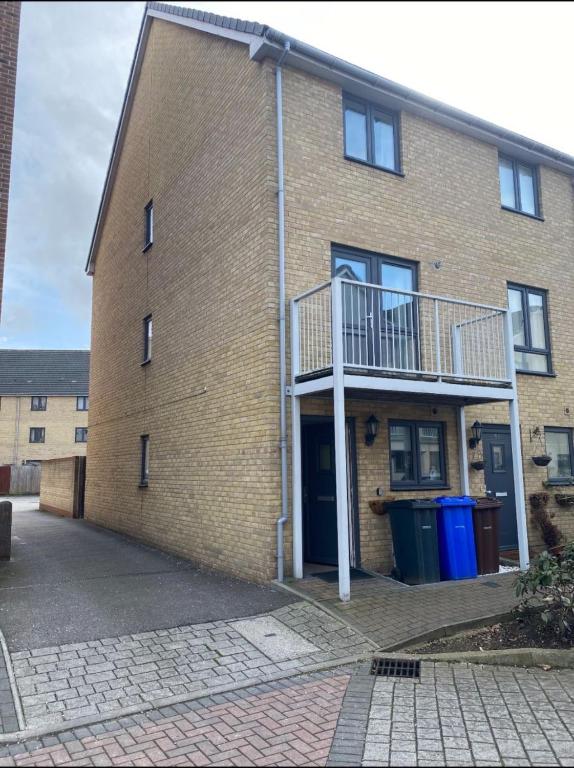 Beautiful 4 Bedroom Home with Private Parking, West Thurrock