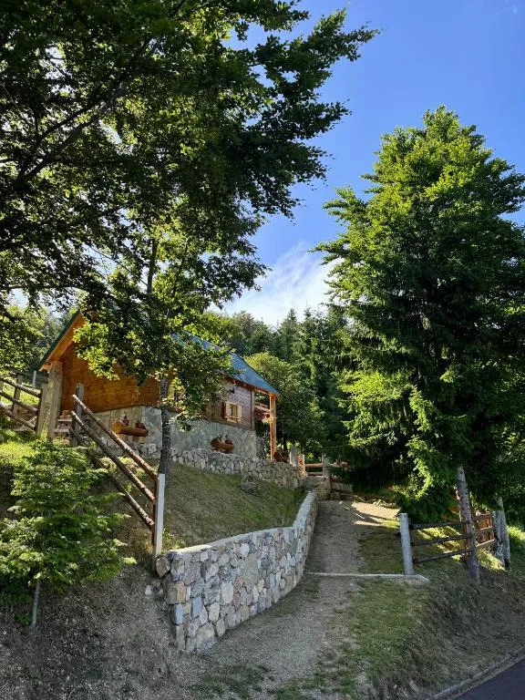 Cottage Under the Tresnjevik，位于Andrijevica的酒店