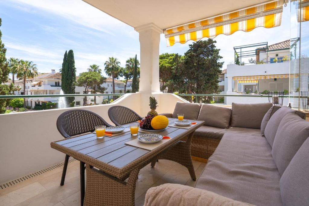 Elegant Marbella Apartment, 5-Pool Oasis, Sunlit Terrace, Garage - 2