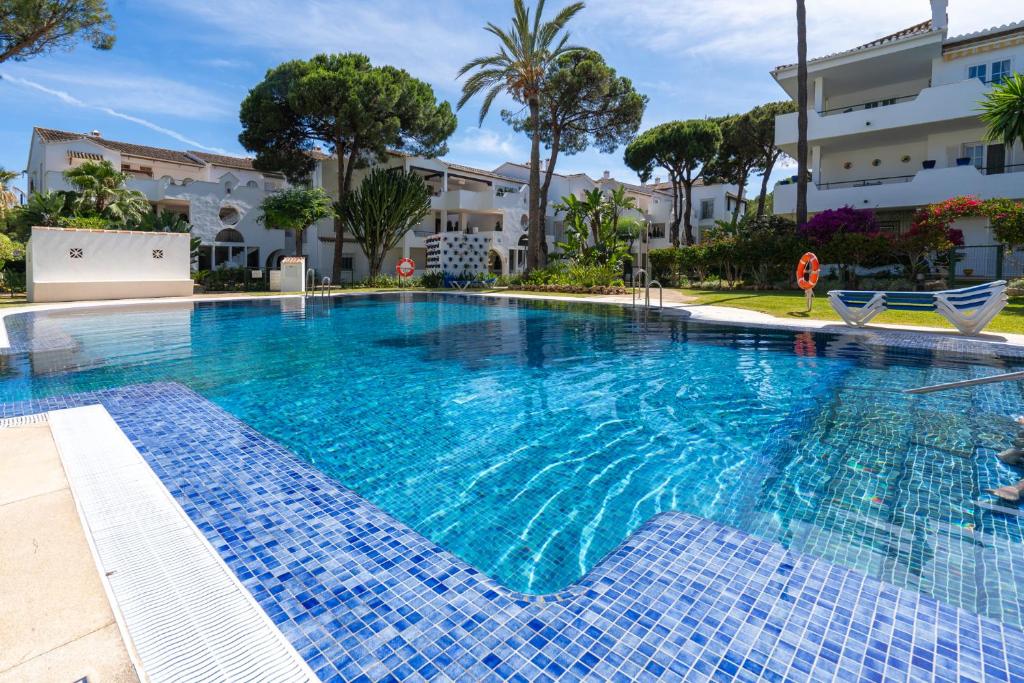 Elegant Marbella Apartment, 5-Pool Oasis, Sunlit Terrace, Garage - 4