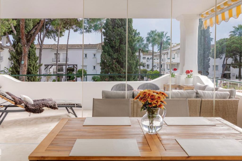 Elegant Marbella Apartment, 5-Pool Oasis, Sunlit Terrace, Garage - 3