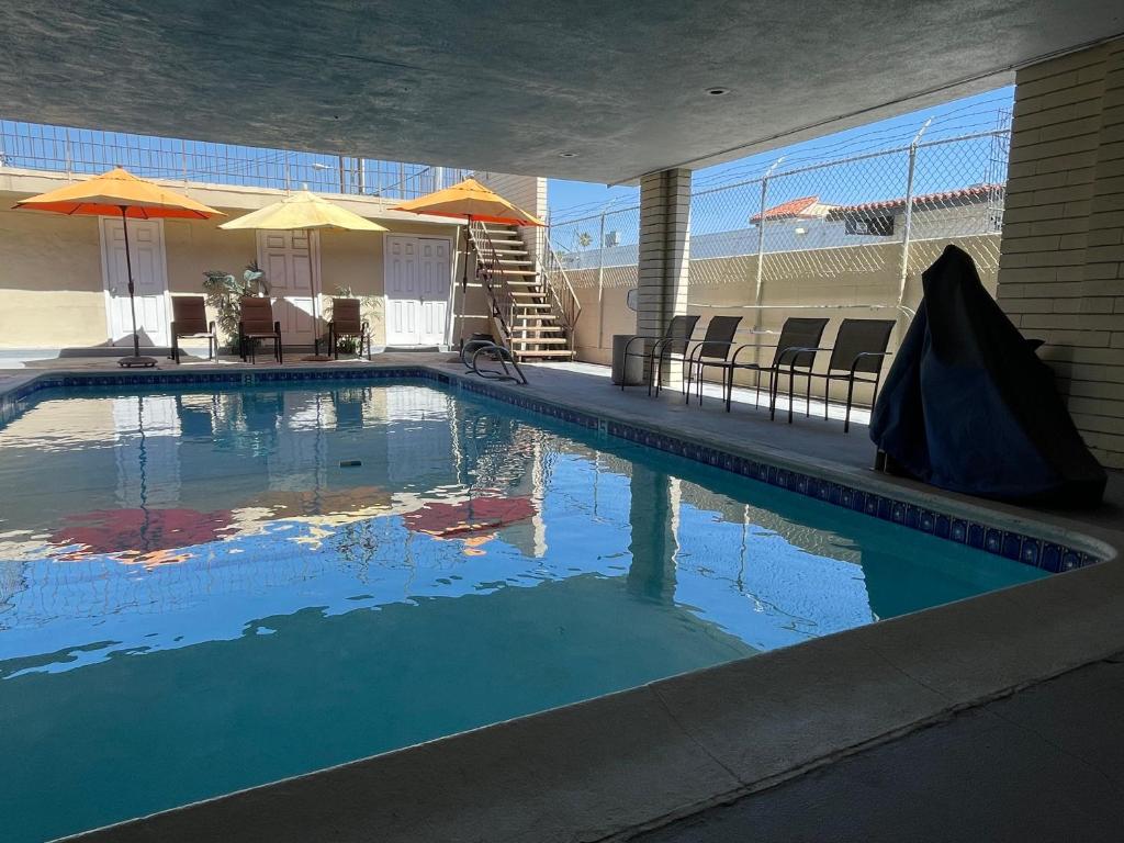 Swimming pool, Grand Inn in Fullerton (CA)