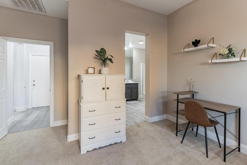 Modern 4BR Oasis, Fireplace, Patio & Spacious Family Room, Palmdale