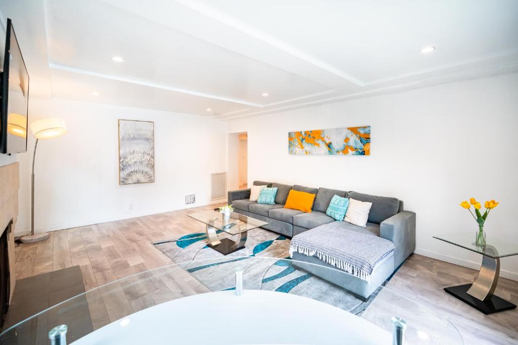 Spacious 3-Bedroom 3-Bathroom with 2-Living Room by Beverly Hills, Los Angeles