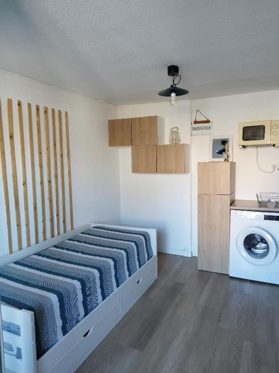 Studio cabine, Saint-Cyprien
