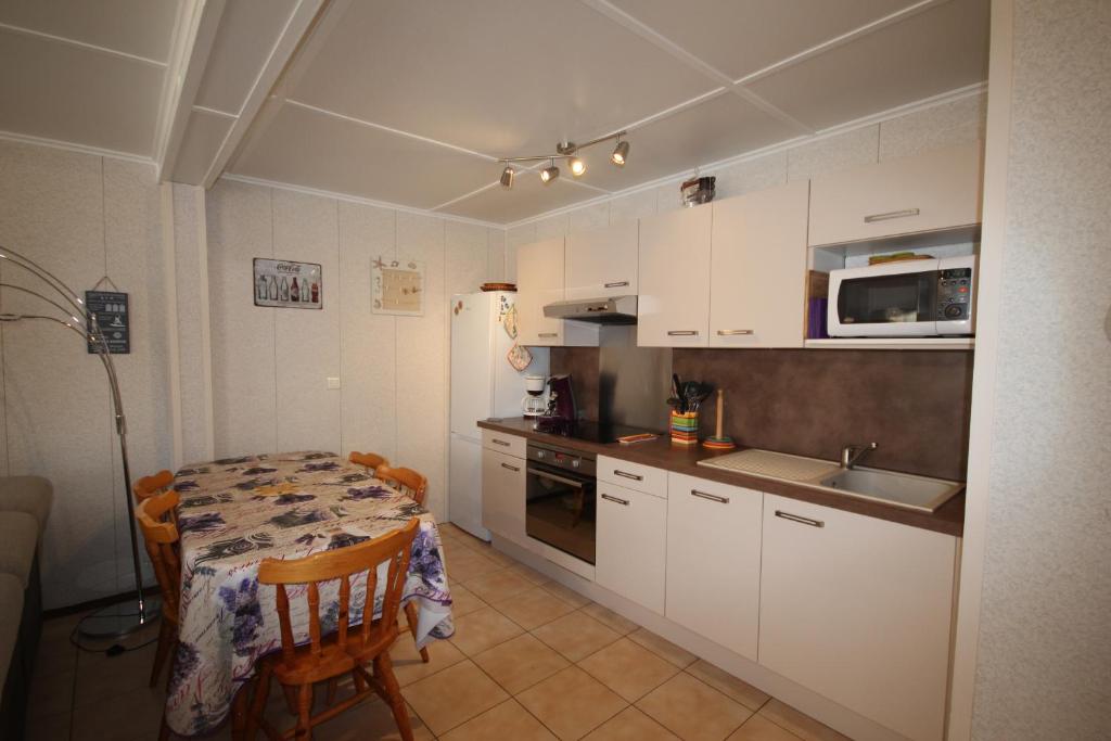 Agréable Maison clôturée climatisée DOMAINE TAMARIS, 3 chambres, 6 couchages, Wifi, Accès piscines payant, PORTIRAGNES PLAGE LRTAMV12 - 4