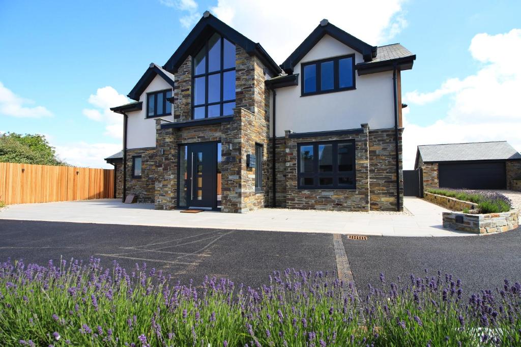 Stylish home with HOT TUB, Saint Merryn