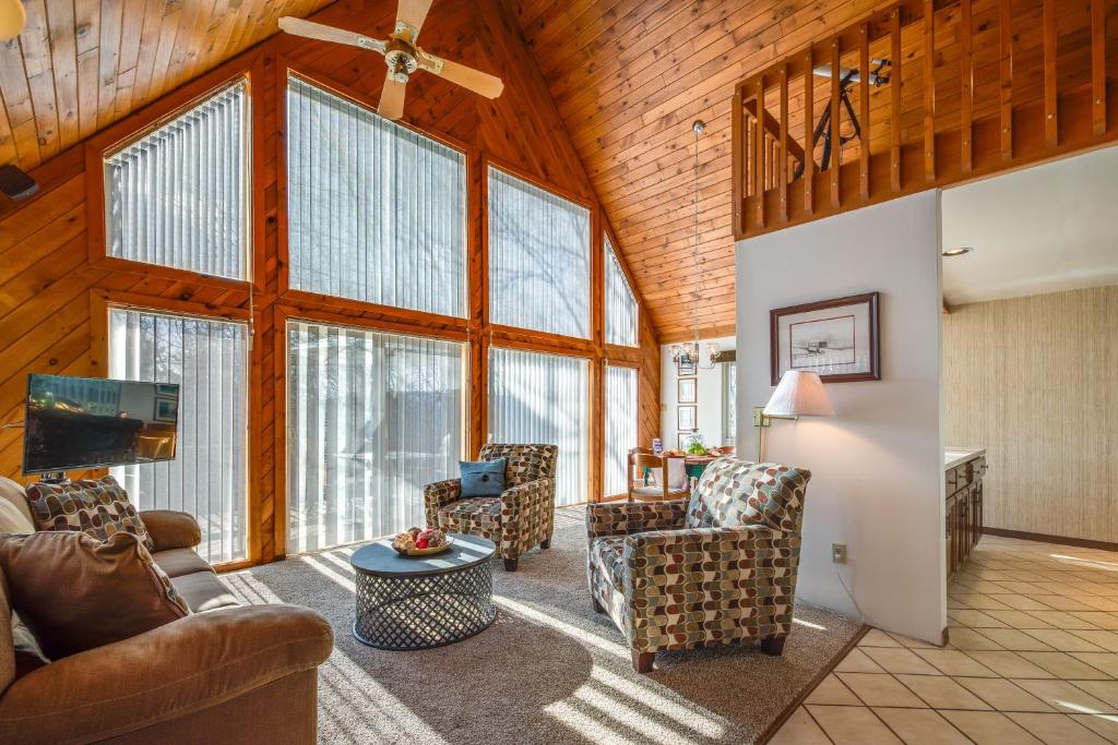 Poconos Cabin on 3 Acres - 5 Mi to Blue Mountain!, Palmerton