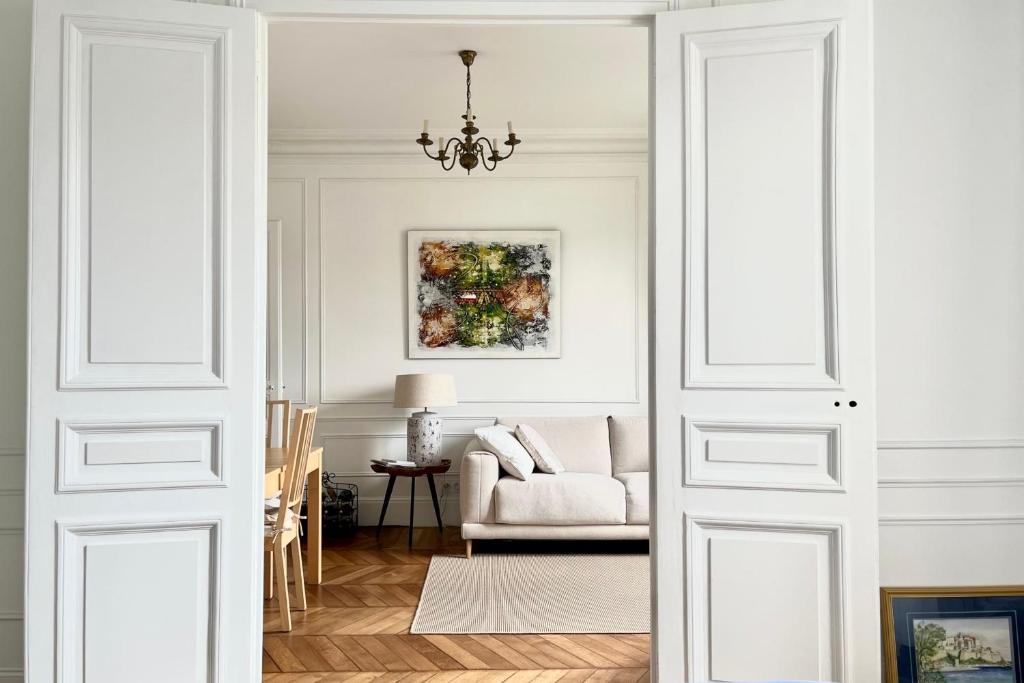 Elegant Haussmann Parisian flat close Eiffel Tower - 2