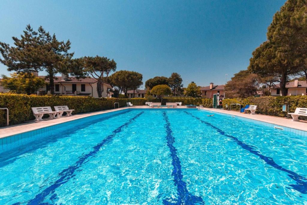 Terraced house with pool and garden - 3