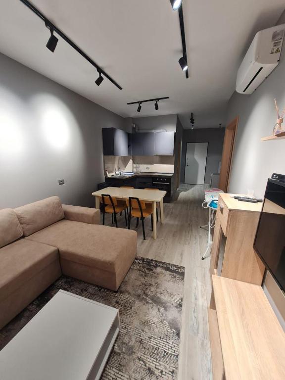 I&S Apartment 4, Golem