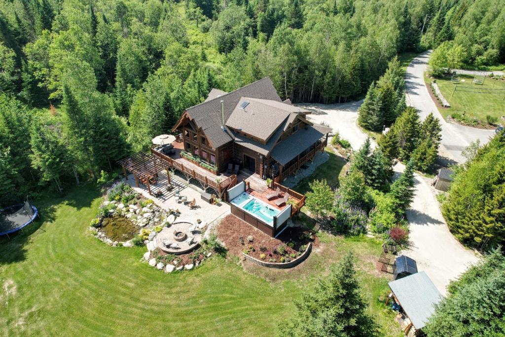 WML stunning log home in Bretton Woods, AC, 2-person Jacuzzi, indoor and outdoor fireplaces, & more!, Bretton Woods