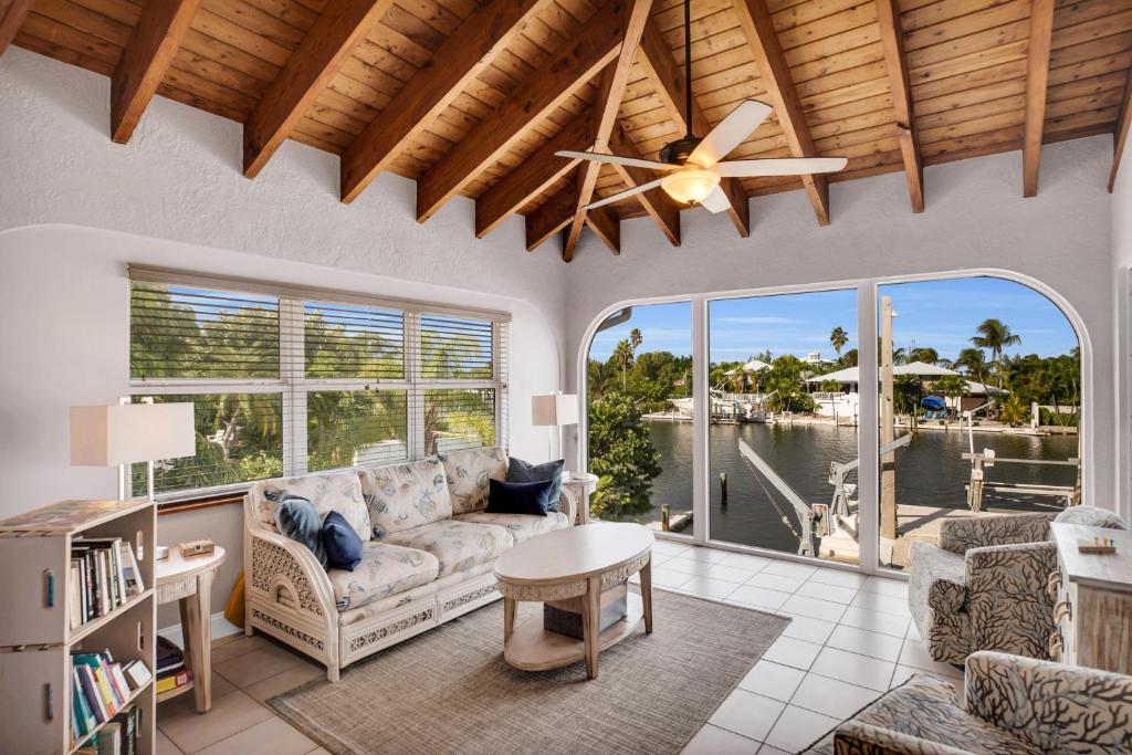 Mockingbird Manor, Marathon