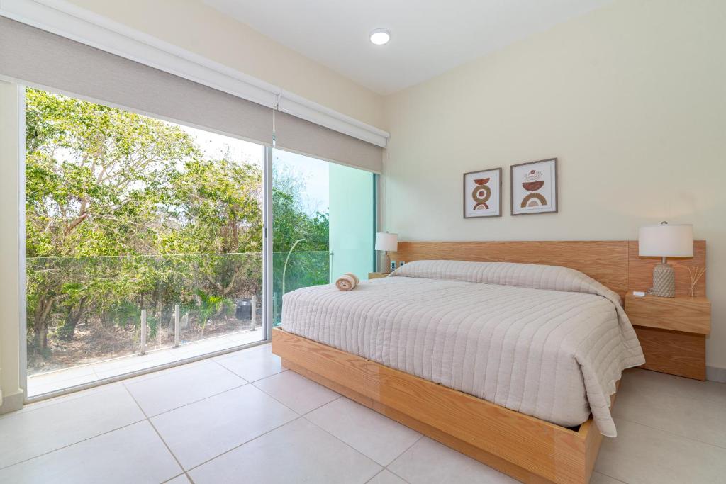 2 BD Suite with Balcony Gym Rooftop Pool Hot Tub - 3