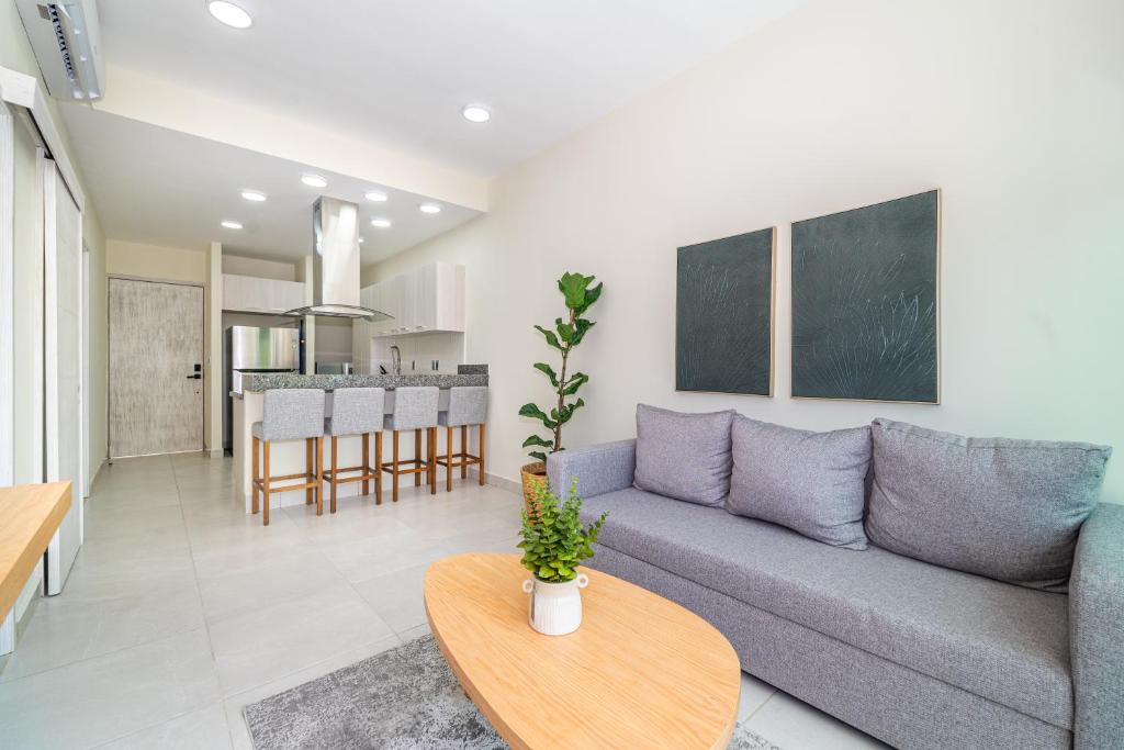 2 BD Suite with Balcony Gym Rooftop Pool Hot Tub - 5